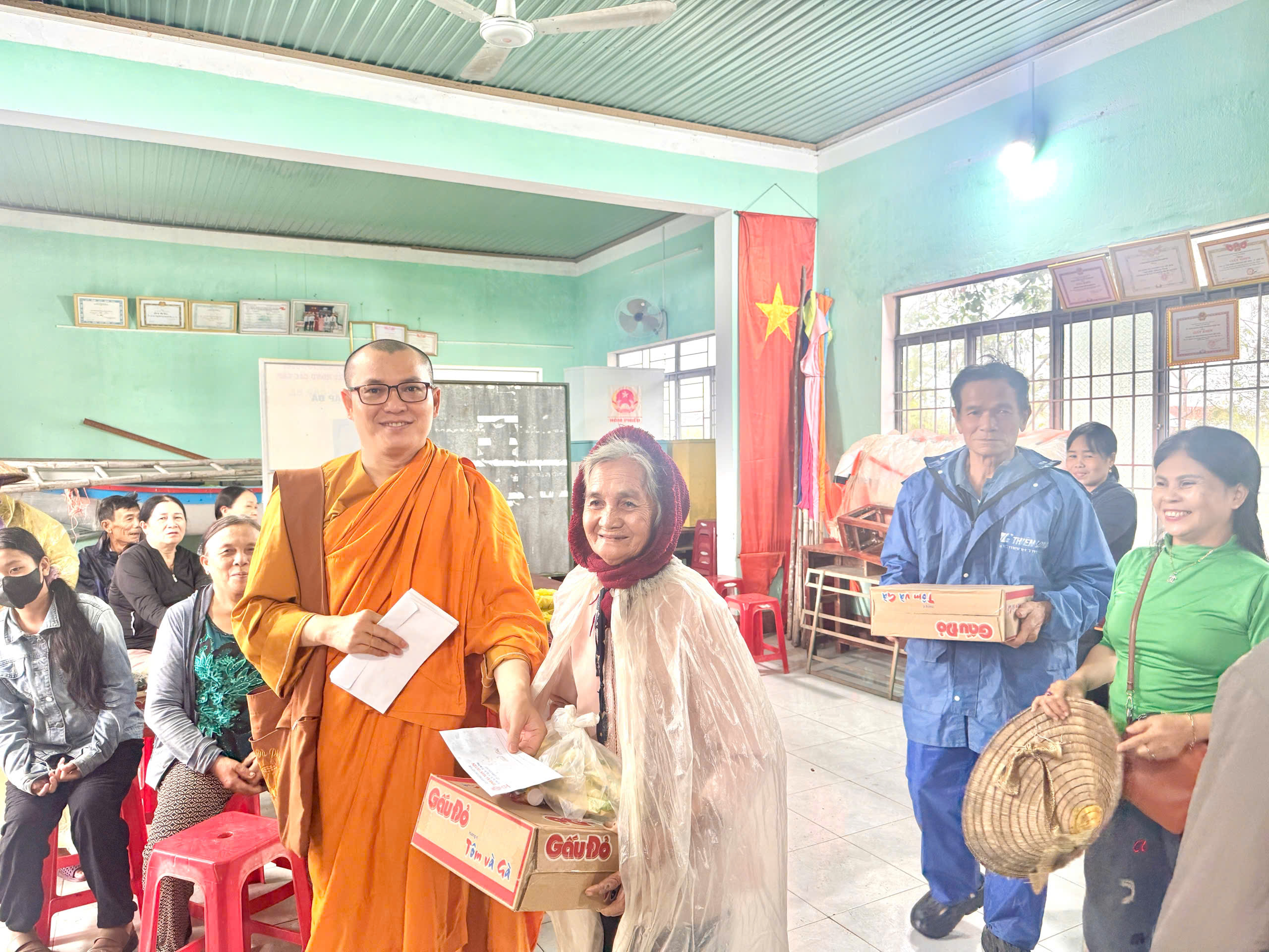 An Nhơn: Tịnh xá Ngọc Duyên chia sẻ yêu thương mùa mưa bão